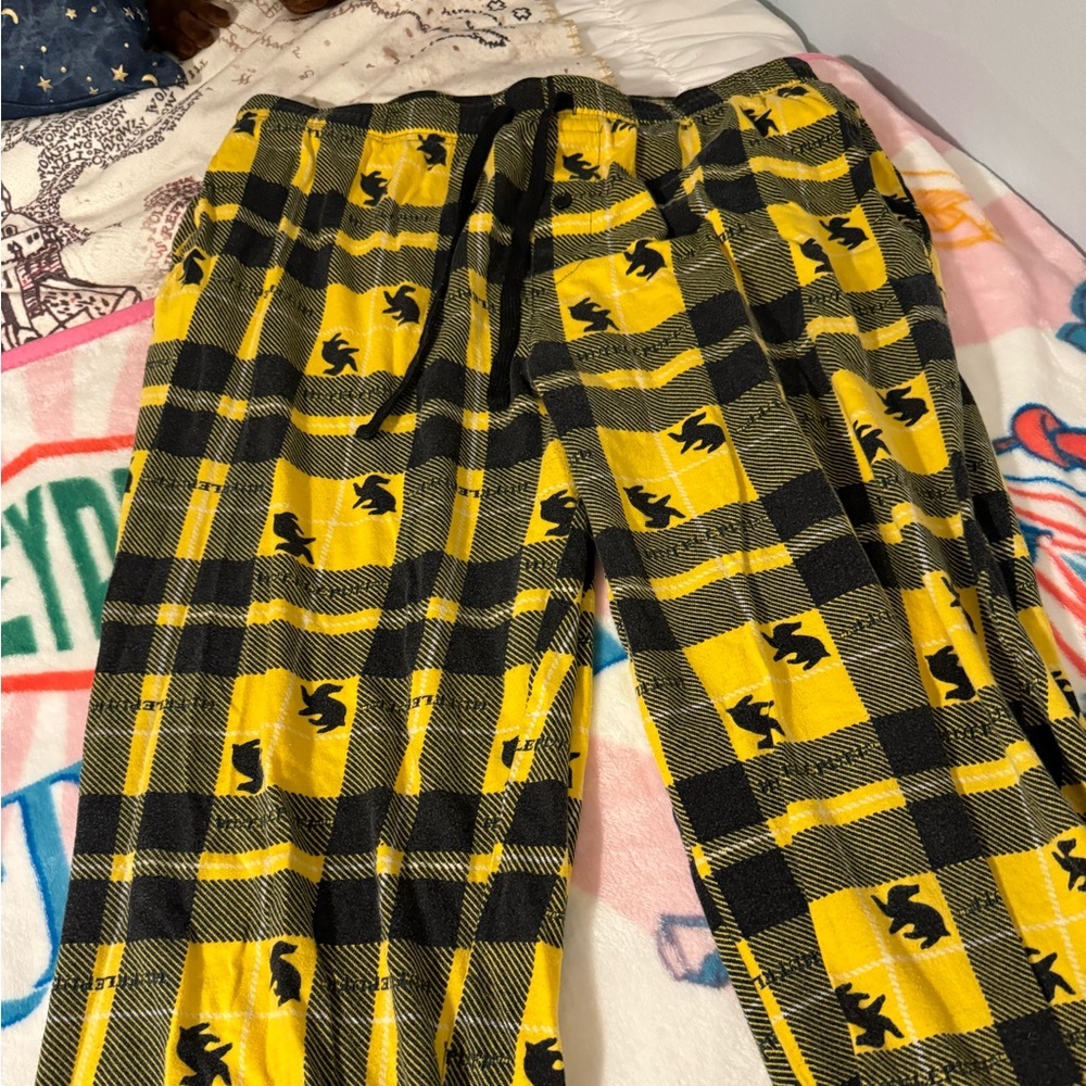 Hufflepuff pajama bottoms from Hot Topic 🖤💛